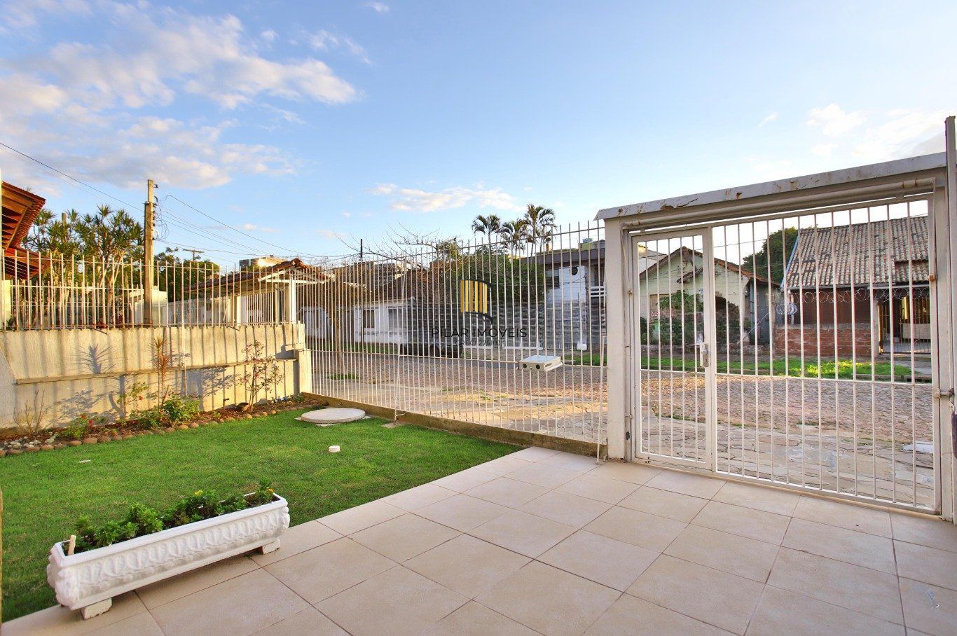 Casa com Edícula nos fundos, total de 5 dormitórios no Bairro gloria.