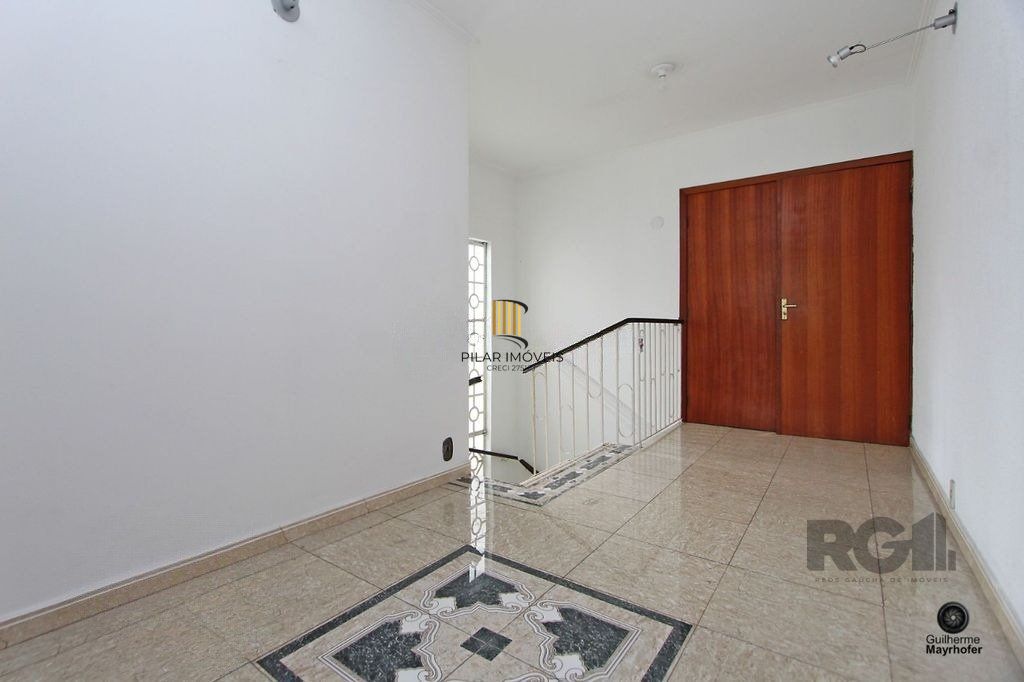 Casa com 5 suítes, 7 banheiros, 4 vagas no bairro Partenon