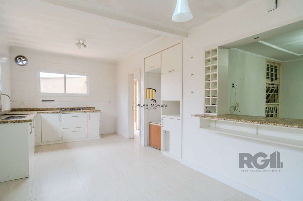 Casa de 214m² com 4 dormitórios, 1 suíte, piscina e 2 vagas no bairro Teresópolis