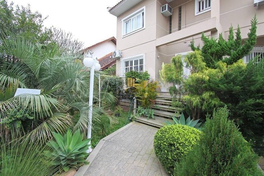 EXCELENTE CASA COM 4 DORMITÓRIOS, 6 VAGAS DE GARAGEM E VISTA PANORÂMICA.
