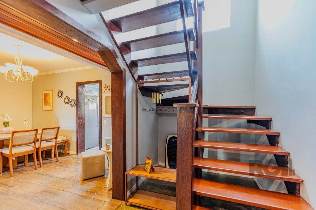 Casa com 234m², 3 dormitórios, 3 vagas no bairro Partenon