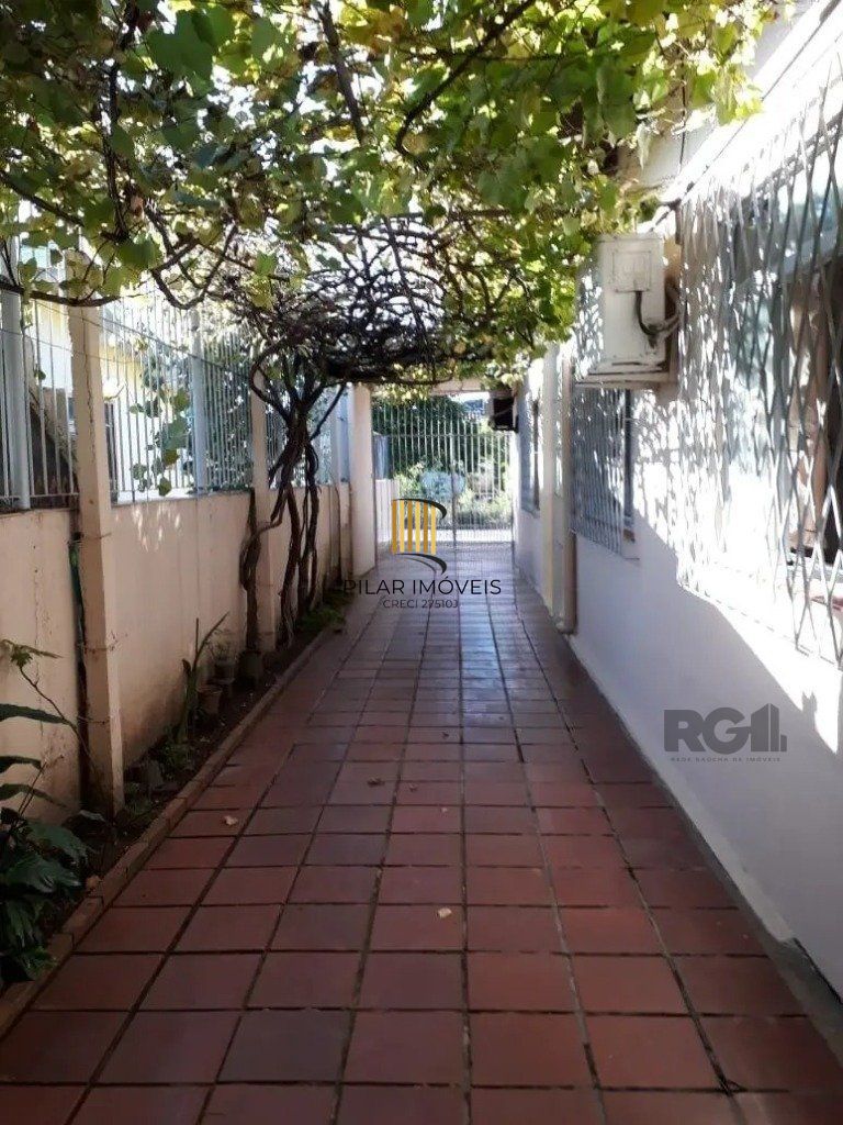 Casa com 5 dormitórios no bairro Passo das Pedras - Porto Alegre