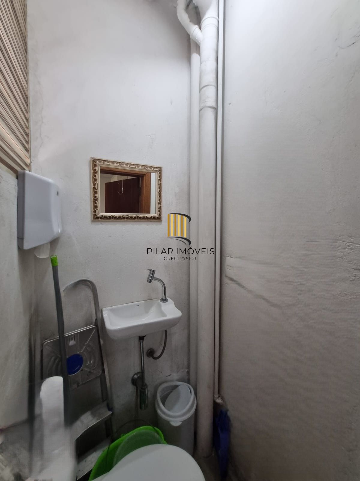 Sala locada com vaga no Menino Deus, a 200 m do Praia de Belas