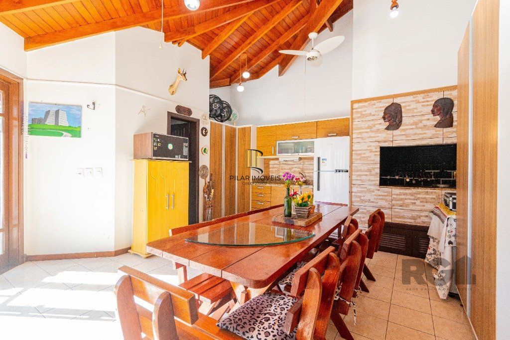 Casa de 4 dormitórios 304m² no bairro Jardim Lindóia