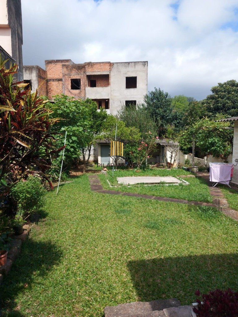 Casa 3 dormitórios,  1 vaga de garagem ampla e coberta.  Possui edícula com 3 peças. Espaço com churrasqueira e dispensa. Área total de  484m².