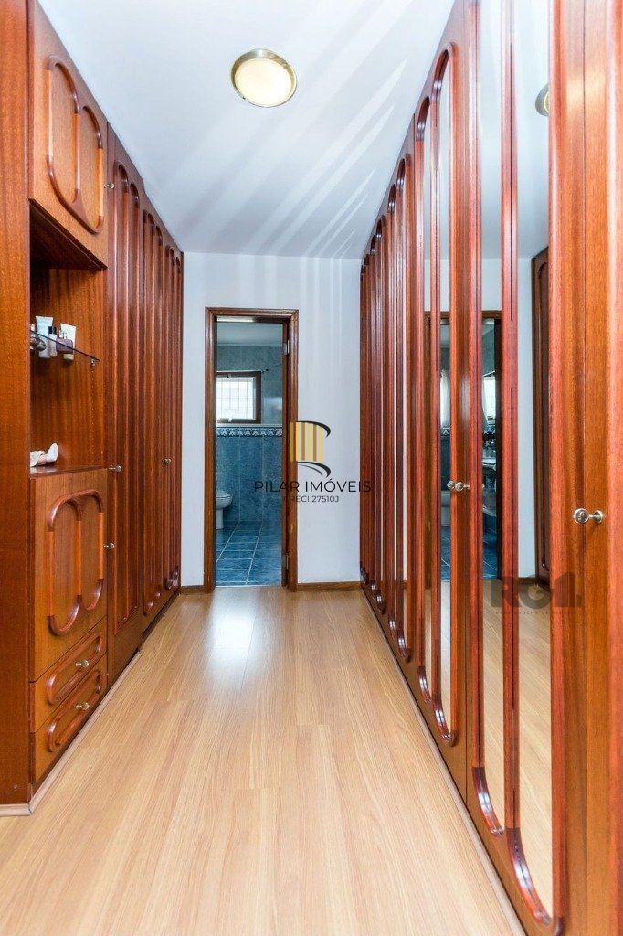 Casa 381m² - 5 dormitórios, 1 suíte, piscina e 6 vagas no bairro São Sebastião