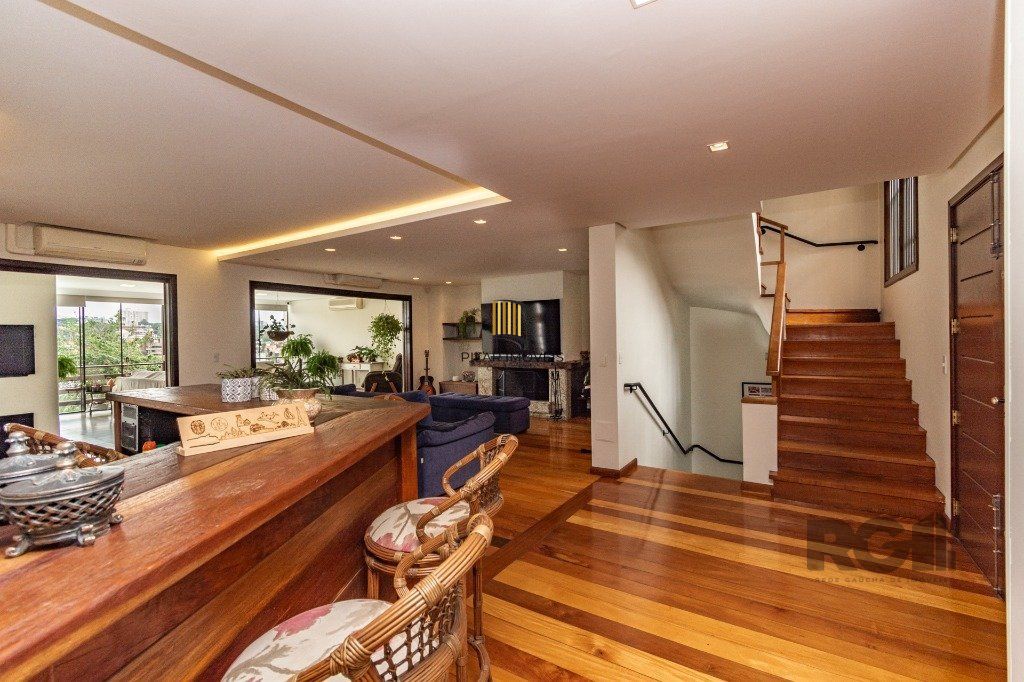 Casa de 484m², 4 dormitórios, 8 vagas no bairro Chácara das Pedras!