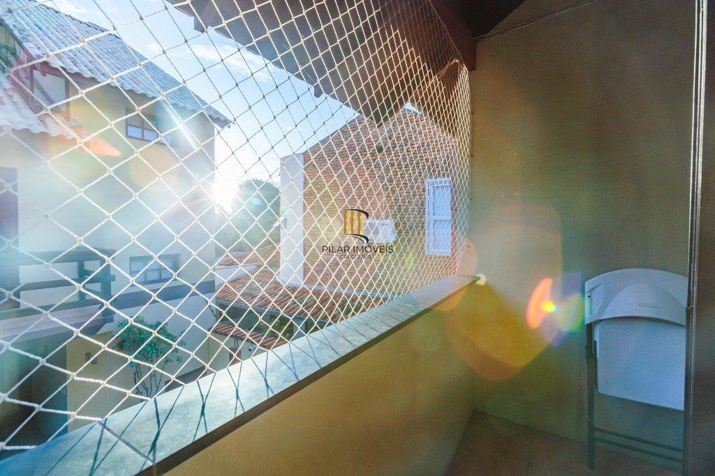 Casa 160m² - 3 dormitórios, 1 suíte, churrasqueira, terraço e 2 vagas de garagem no Guarujá