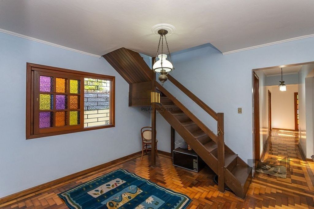 Casa 216m² - 4 dormitórios, 5 vagas no bairro Partenon