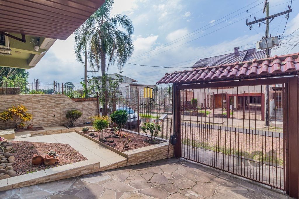 Casa de 4 dormitórios no bairro Sarandi
