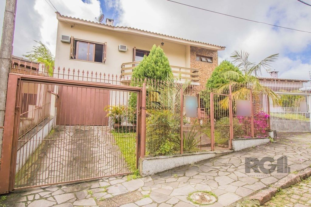 Casa de 329m² - 4 dormitórios, 1 suíte, 6 vagas no bairro Vila Jardim
