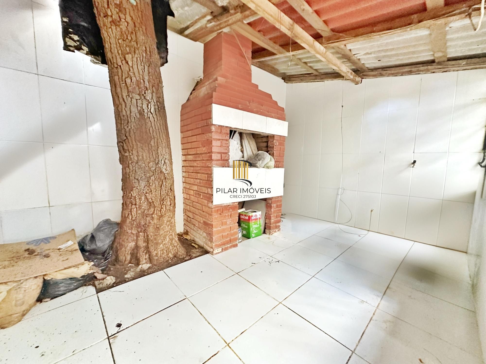 Sala comercial com mezanino e pátio na Cidade Baixa