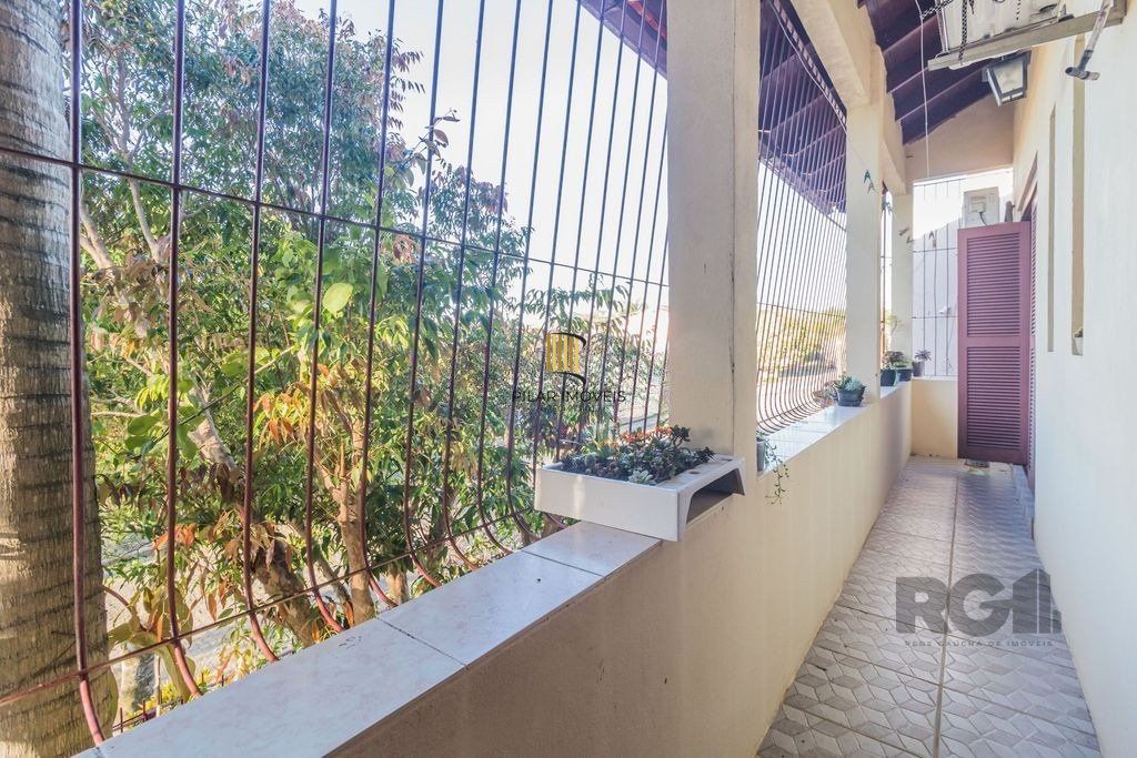 Sobrado de 215m² - 4 dormitórios, 5 vagas no bairro Passo das Pedras
