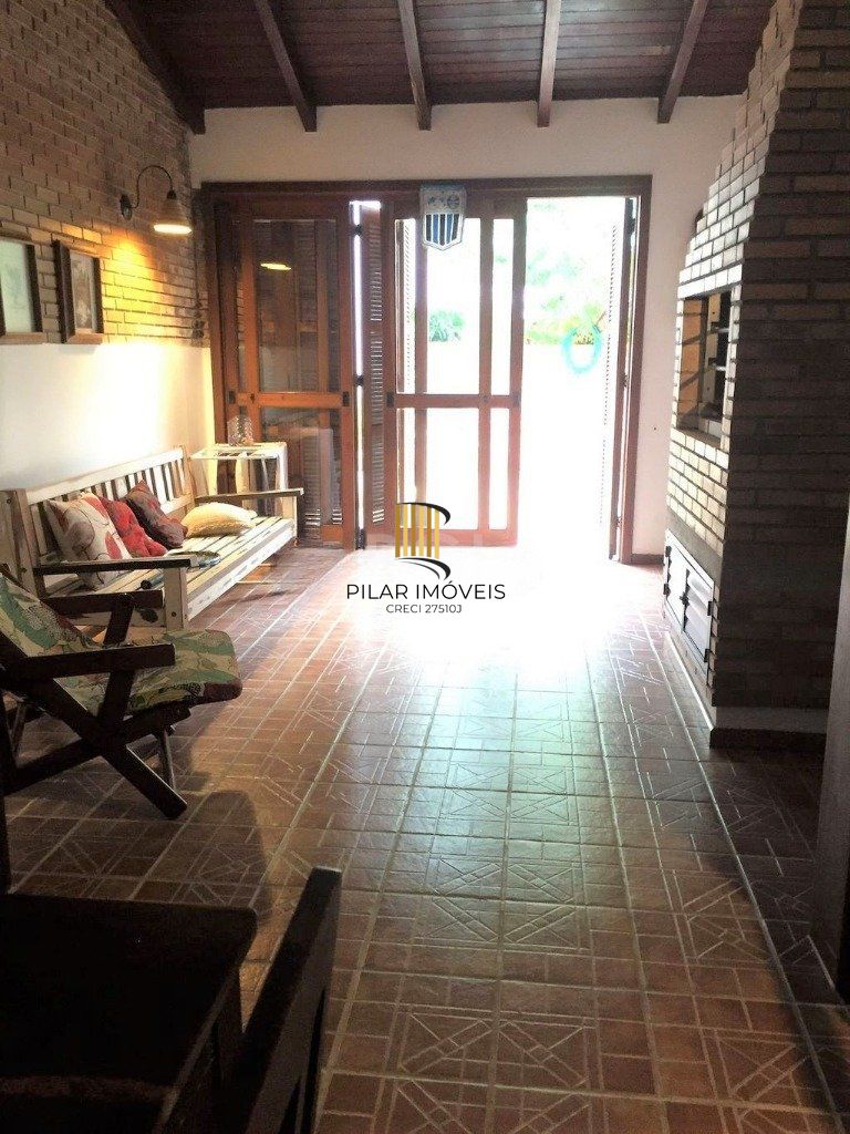Casa de 270m² - 3 dormitórios, 1 suíte, churrasqueira, pátio e 3 vagas de garagem