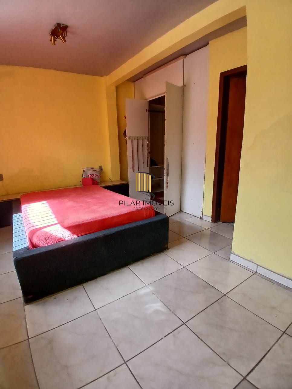 Ampla casa com patio no bairro Rubem Berta .
