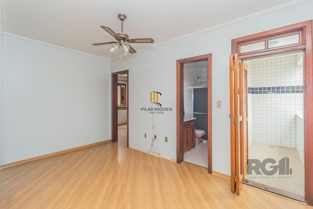 Casa com 240m², 3 dormitórios, 6 vagas no bairro Sarandi
