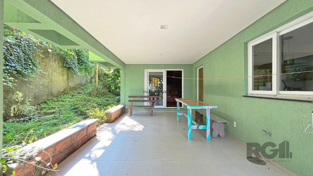Excelente casa 03 dormitórios sendo 01 suíte com jacuzzi, 03 banheiros,  03 vagas, próxima a Av. Vicente Montéggia