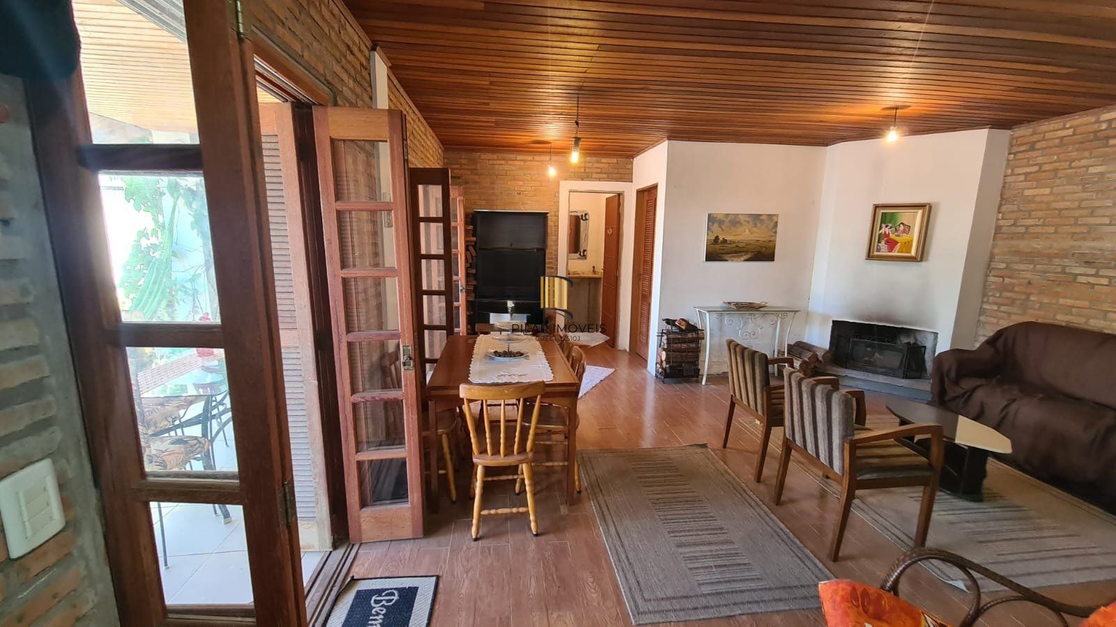 Casa com 4 dormitórios, 2 vagas e 300m² á venda