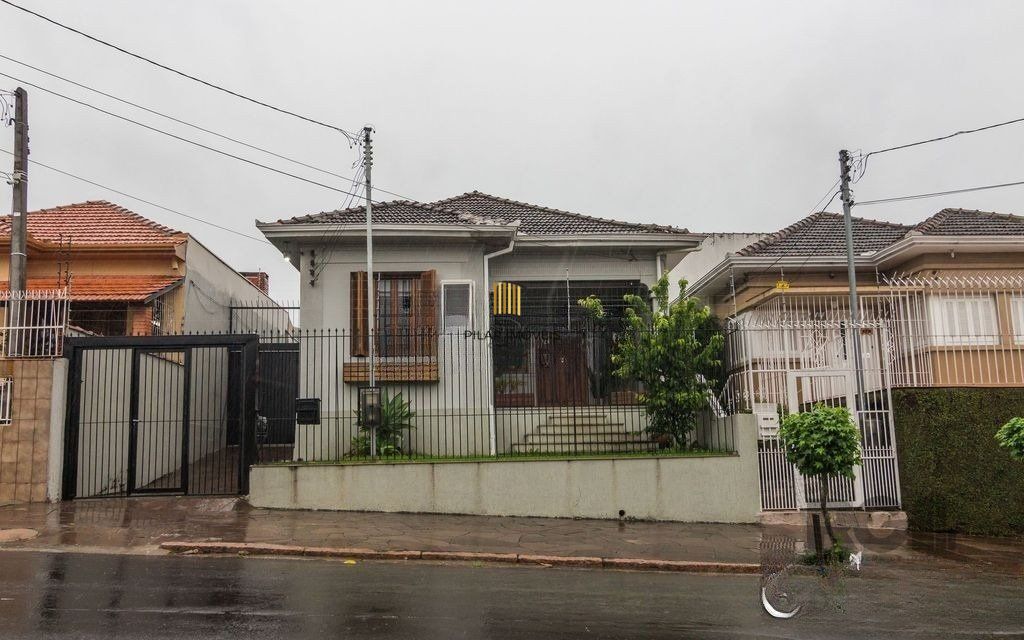 Casa 03 dormitórios com piscina próxima a Av. Prof. Oscar Pereira e todos os recursos do bairro.