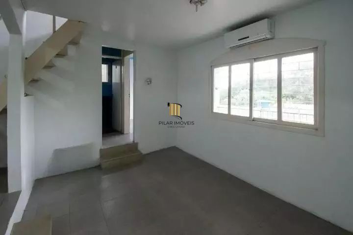 VENDE – AMPLA CASA RESIDENCIAL COM PISCINA E 5 VAGAS
