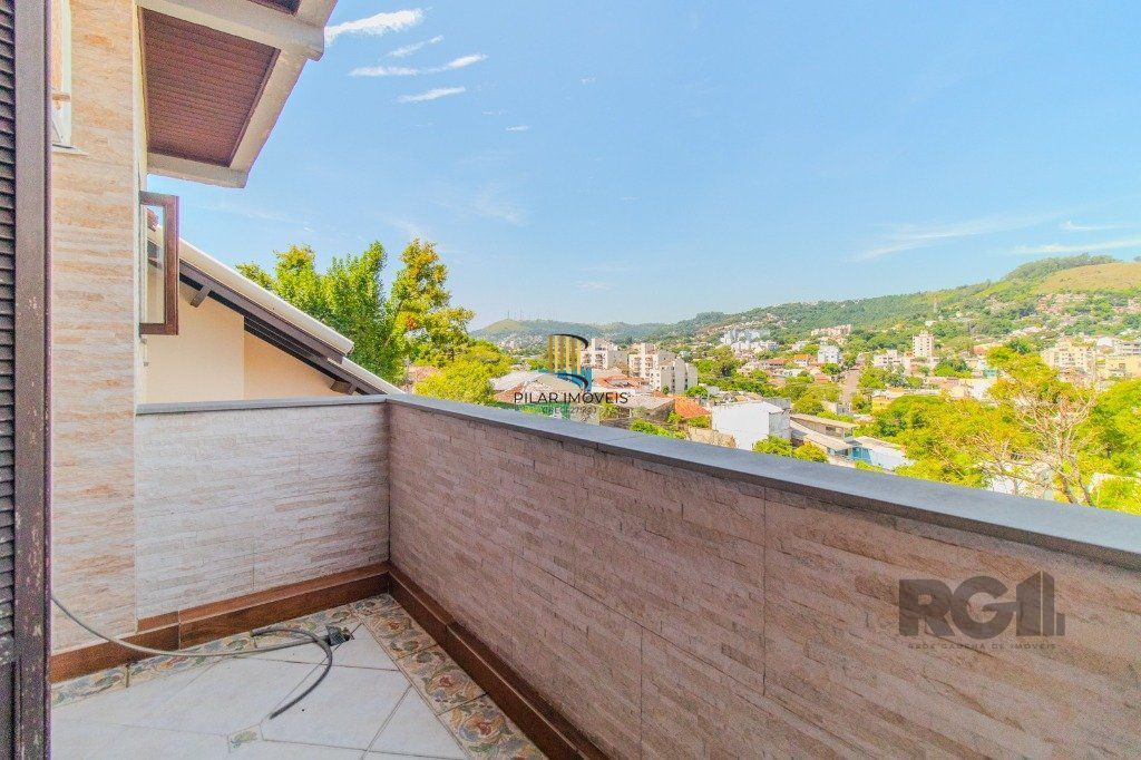 Linda casa de 04 dormitórios com vista livre no Bairro Teresópolis