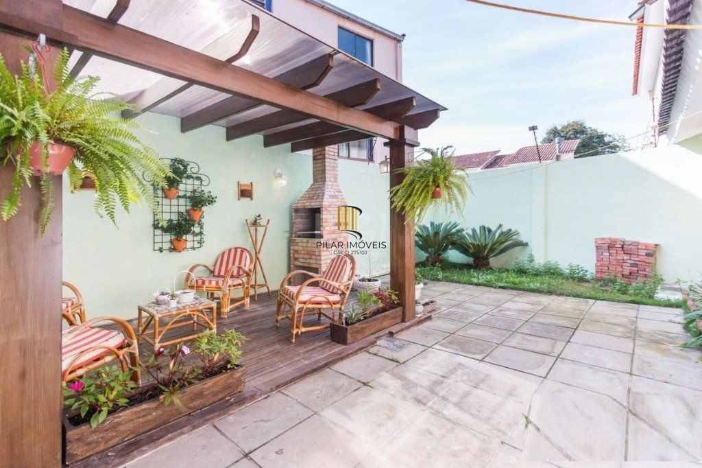 Casa para Venda - 258m², 3 dormitórios, sendo 1 suites, 4 vagas - Teresópolis