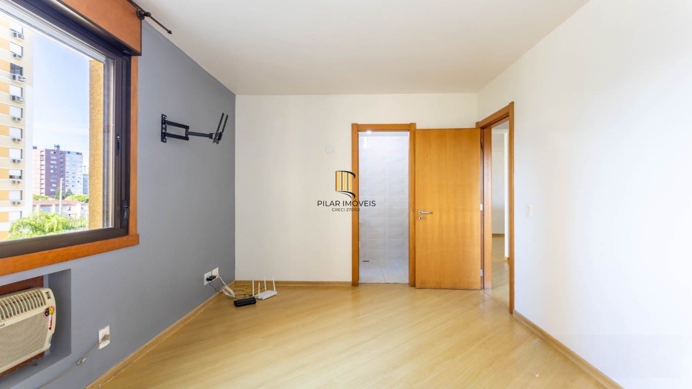 Apartamento de 2 dormitorios à venda em Passo da Areia, Porto Alegre.