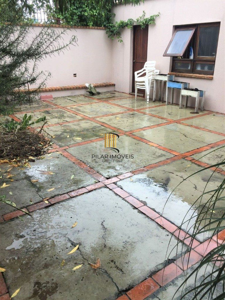 Casa de 270m² - 3 dormitórios, 1 suíte, churrasqueira, pátio e 3 vagas de garagem