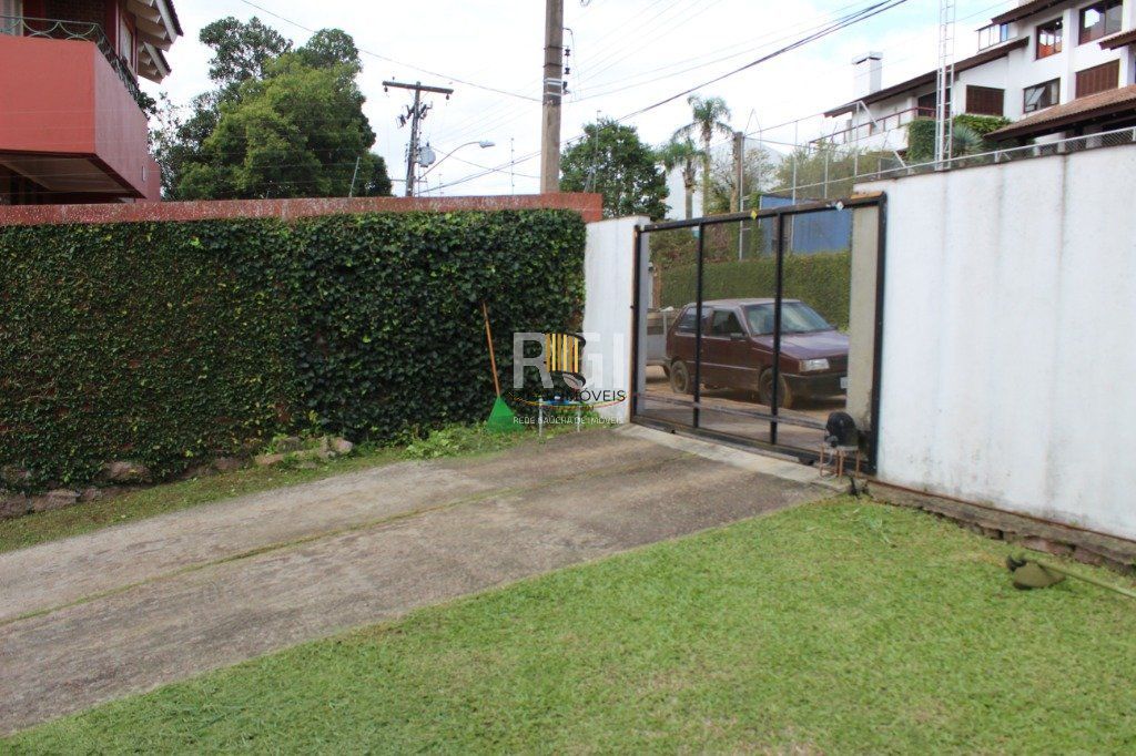 Casa para Venda - 300m², 5 dormitórios, sendo 3 suites, 5 vagas - Teresópolis
