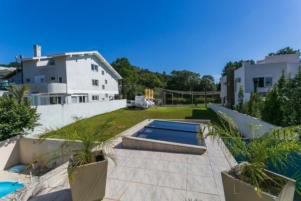 Excelente casa em condomínio com 3 suítes, piscina e 3 vagas de garagem