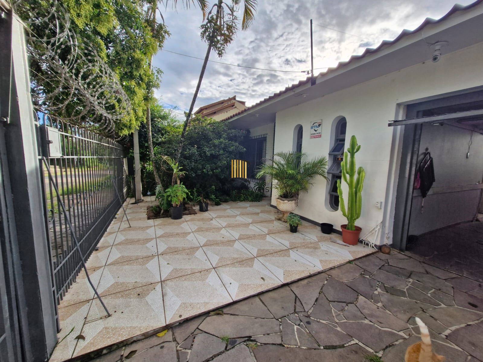 Casa com 3 dormitórios e edícula nos fundos no bairro Nonoai.