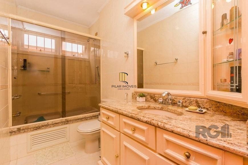 Casa de 380m² - 4 dormitórios, 2 suítes, 4 vagas no bairro Bom Jesus
