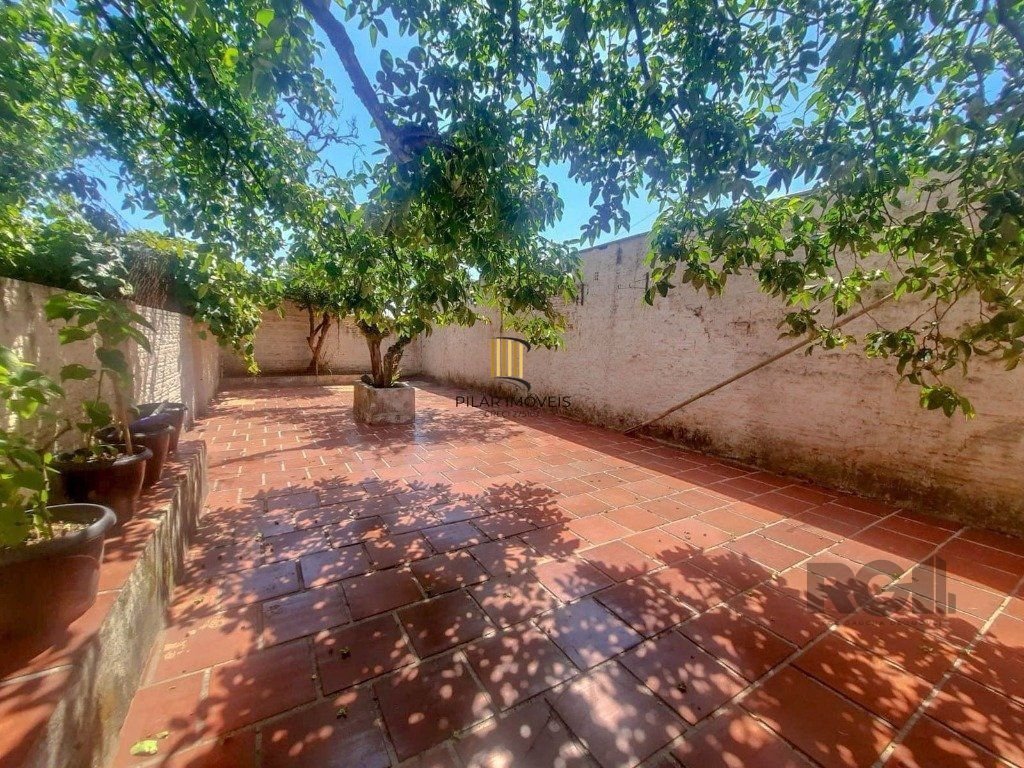 Excelente casa de 240m² com 4 dormitórios e 2 vagas.