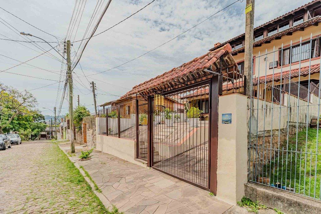 Casa com 234m², 3 dormitórios, 3 vagas no bairro Partenon