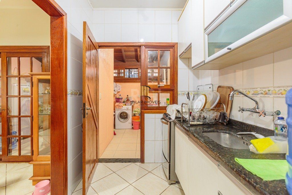 Casa 160m² - 3 dormitórios, 1 suíte, churrasqueira, terraço e 2 vagas de garagem no Guarujá