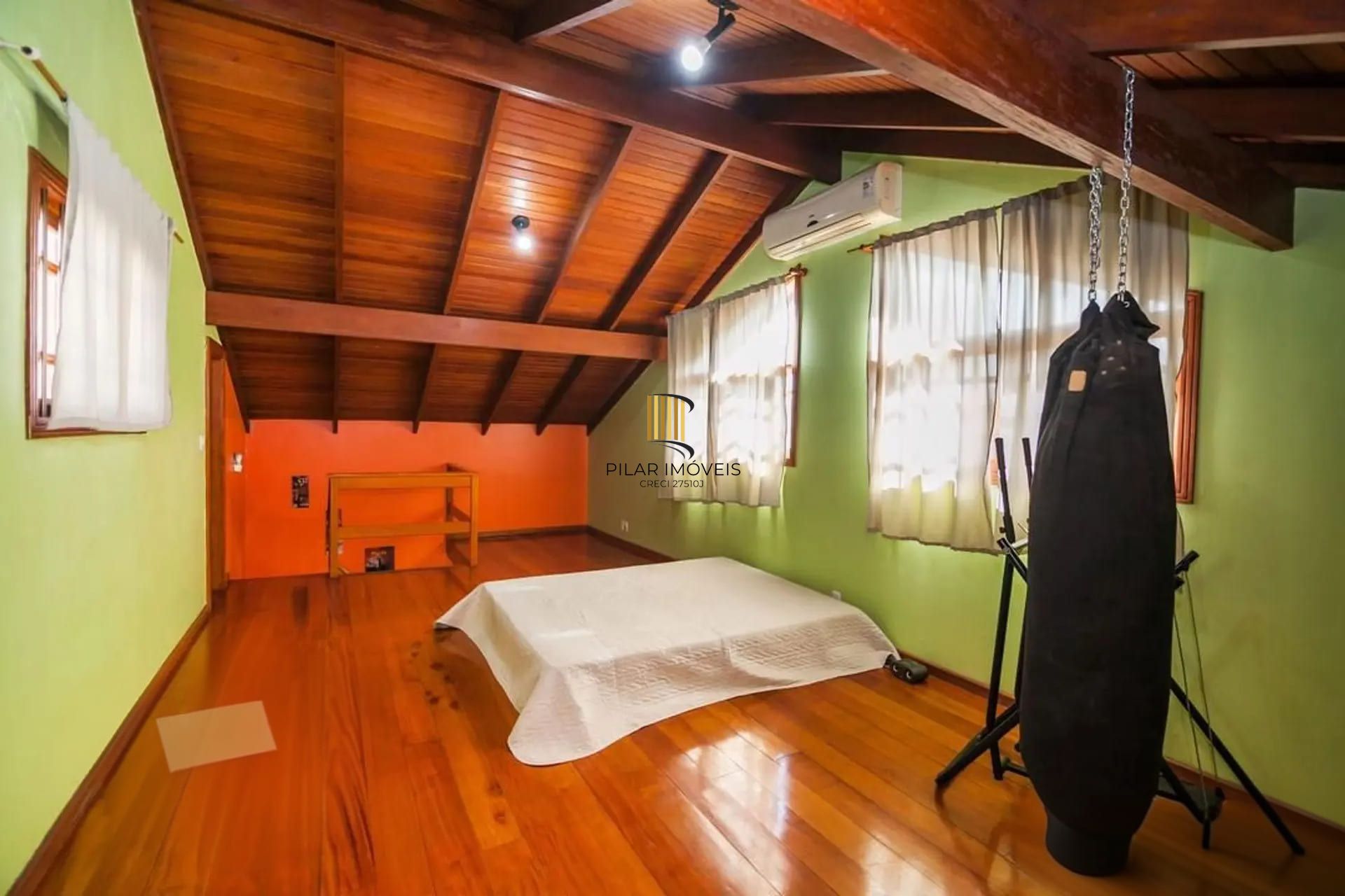 Casa de 4 dormitórios à venda no Bairro Rubem Berta, Porto Alegre.