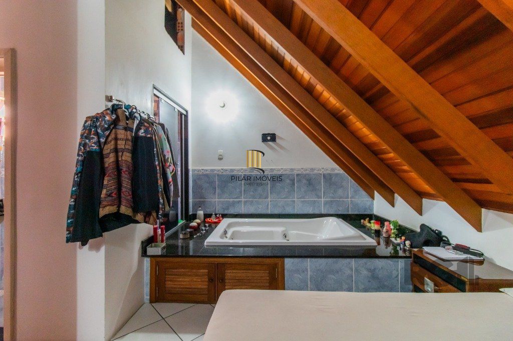 Casa em condoínio com 3 dormitorios, 2 suítes e  duas vagas de garaem no  bairroTeresópolis