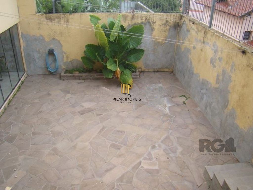 Casa de 370m² - 4 dormitórios, 2 suítes e 4 vagas de garagem no bairro Espírito Santo