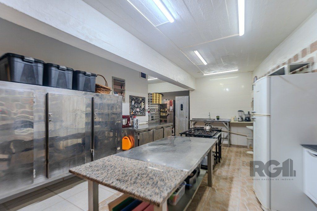 Prédio de 328m² - 4 dormitórios, 2 vagas no bairro Chácara das Pedras