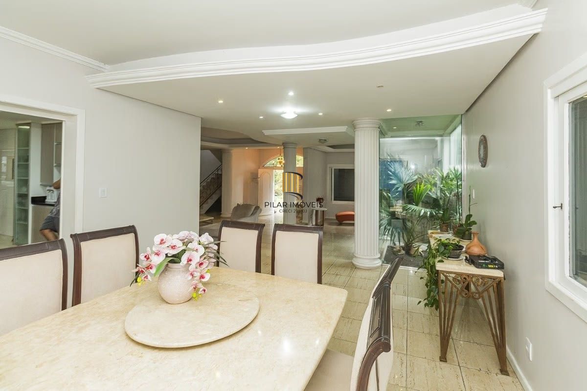 Casa com 5 dormitórios à venda em Parque Santa Fé, Porto Alegre.