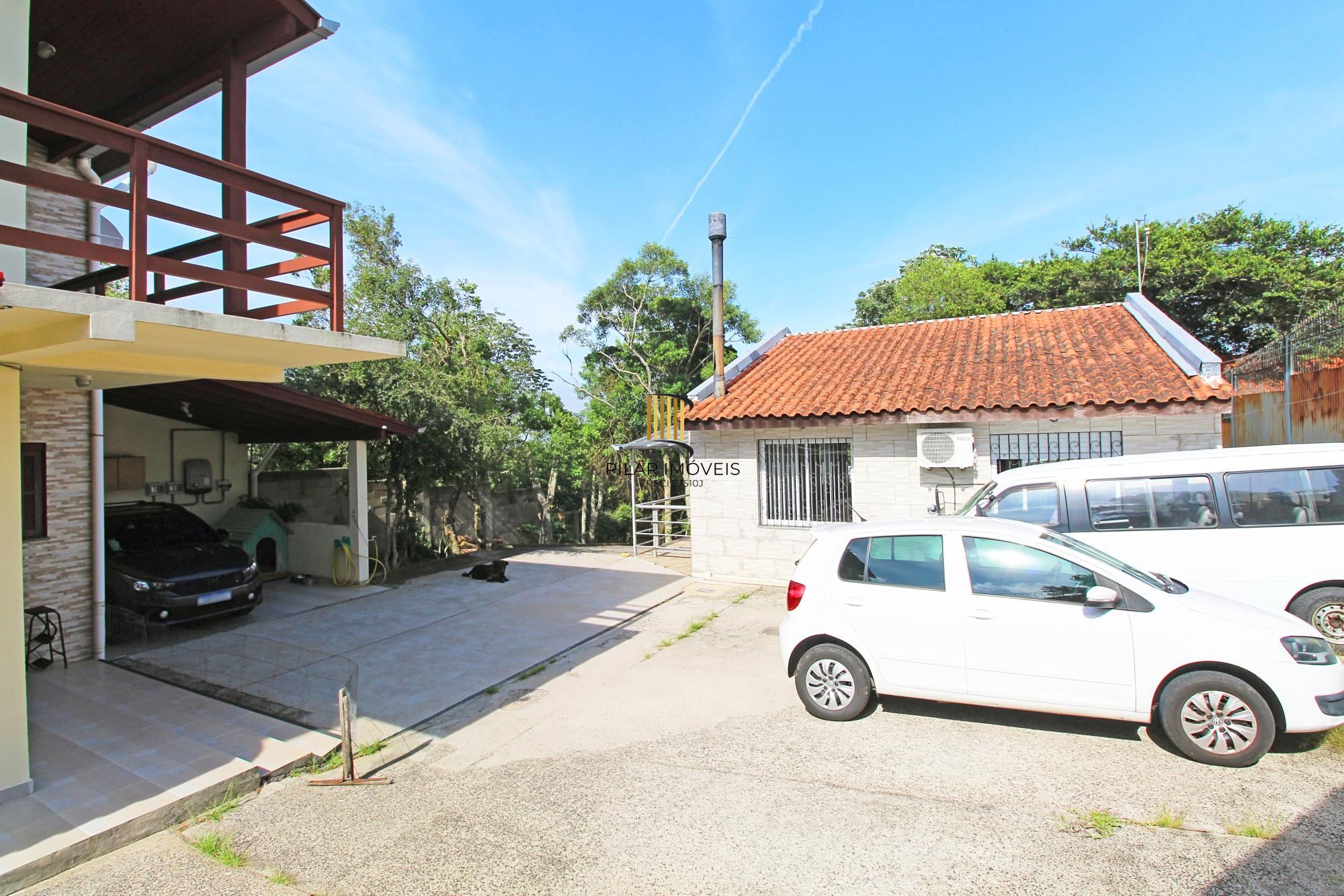 Duas casas em meio a muita natureza