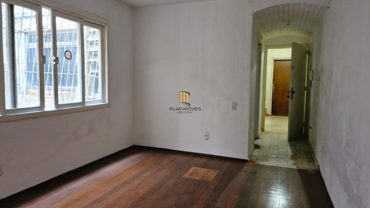 Apartamento com 2 dormitórios e garden na Rua Ijuí, pronto para reformar