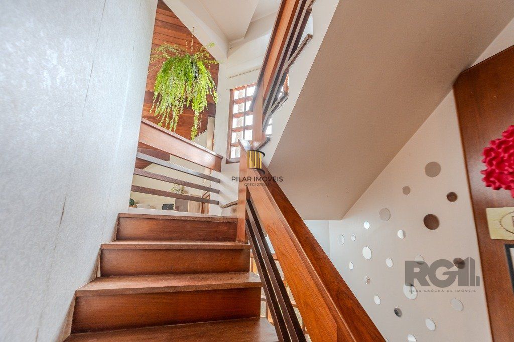 Casa 400m² - 5 dormitórios, 4 vagas no bairro Vila Jardim