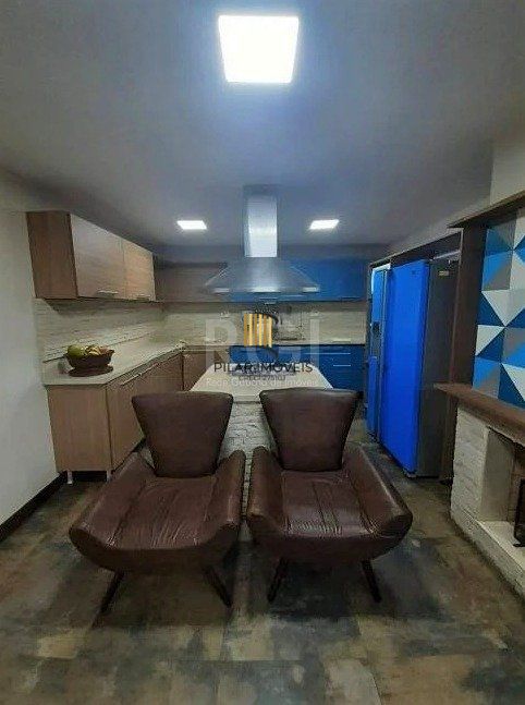 Casa com 233m², 2 dormitórios sendo 1 suíte, living com lareira, espaço gourmet com churrasqueira, pátio e 2 vagas de garagem no bairro Sarandi