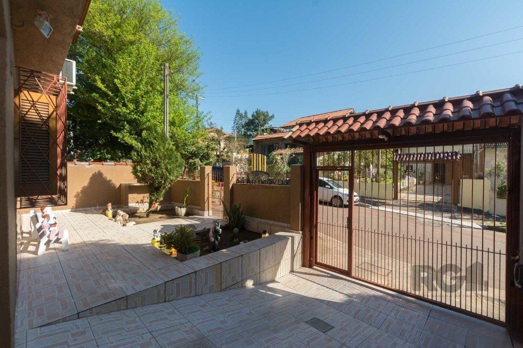 Casa de 4 quartos com 265m², no bairro Cavalhada