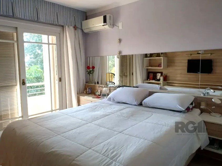 Casa de 307m² - 3 dormitórios, piscina, 4 vagas no bairro Espírito Santo