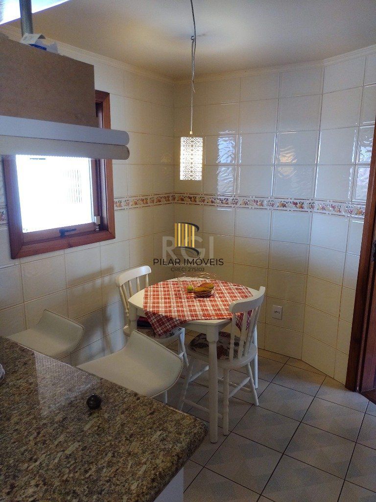 Excelente casa com 03 suíte, espaço gourmet com churrasqueira, living com lareira, pátio com piscina e garagem para 02 carros no bairro Espírito Santo