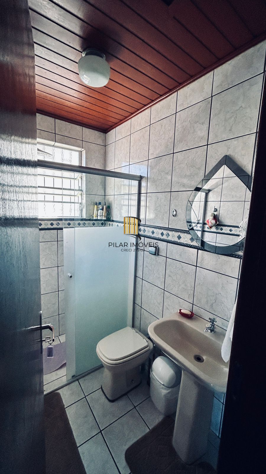 Casa com 2 dormitórios e edícula nos fundos no Bairro Nonoai