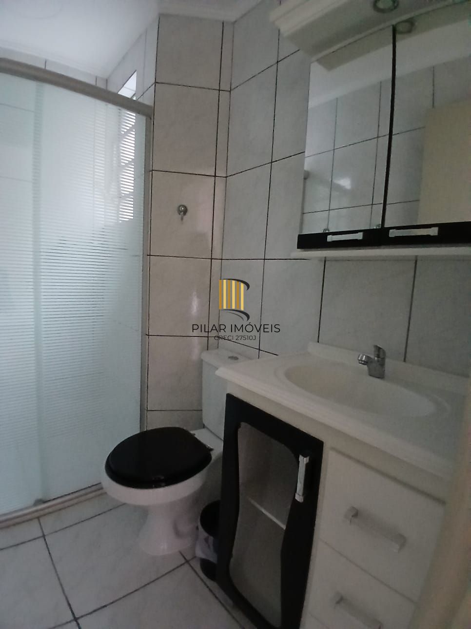 Casa com 03 dormitorios e amplo jardim no bairro Santa Tereza /RS