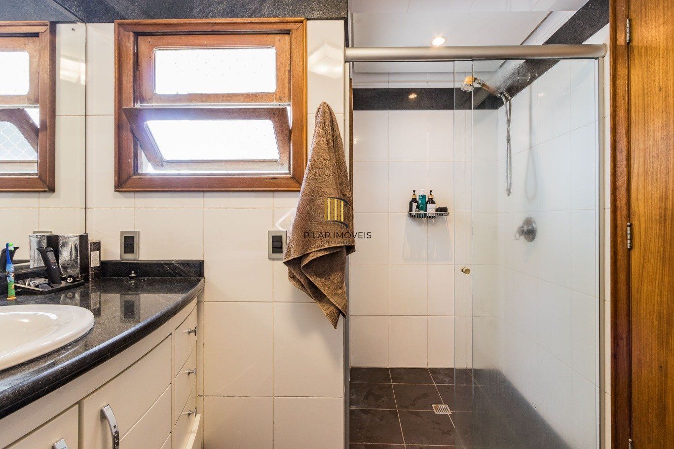 Apartamento com 3 quartos e 147m² à venda em Moinhos de Vento, Porto Alegre.